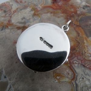 Round 5 Point Pendant Onyx Cabochon in Sterling Silver With Shot Decoration
