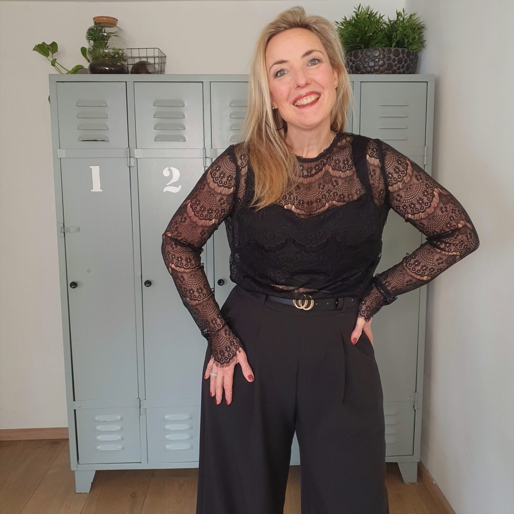 Black Lace Crop Top – Never Fully Dressed