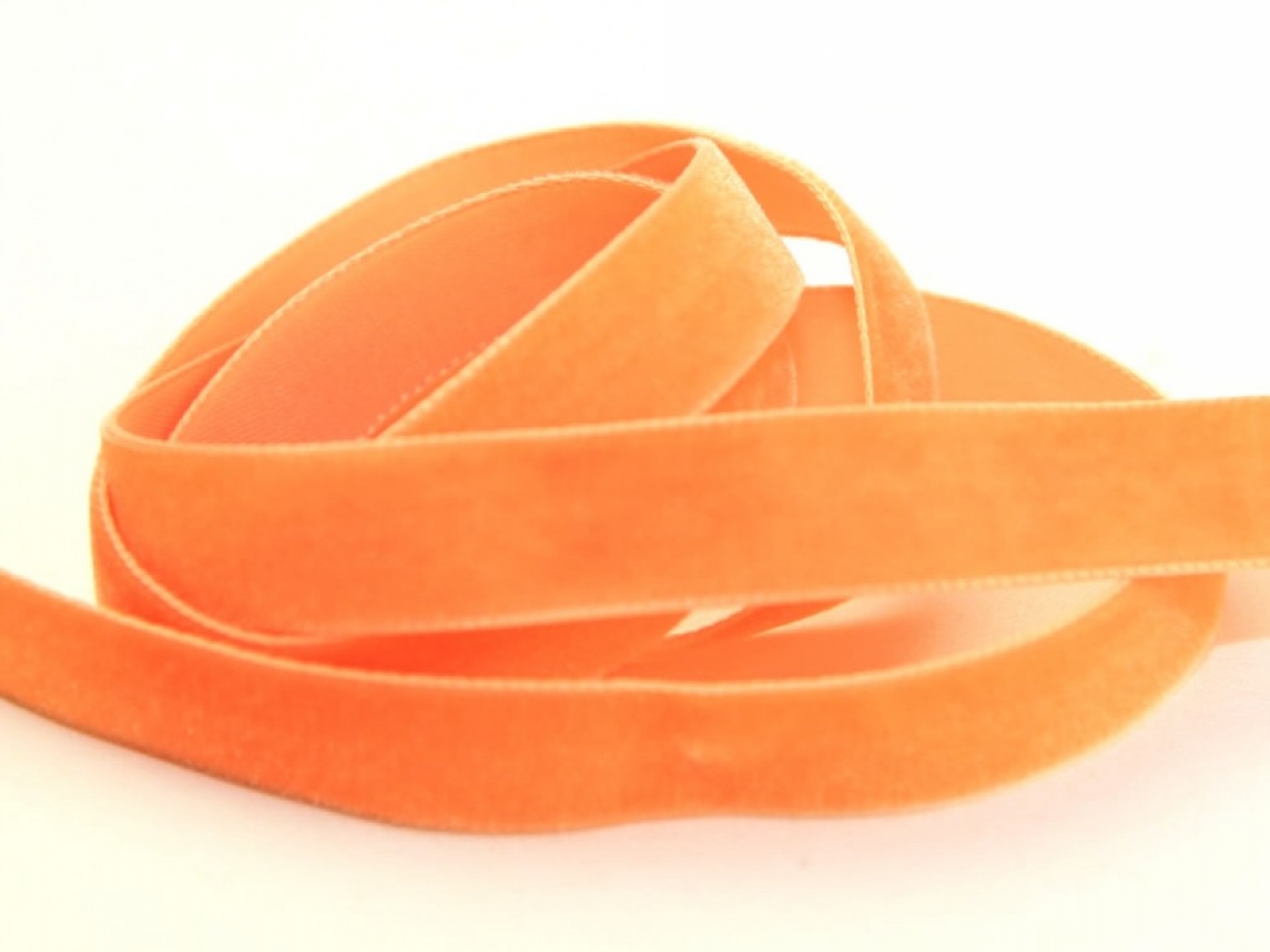 Berisfords Velvet Ribbon Mini Roll 9683 Apricot