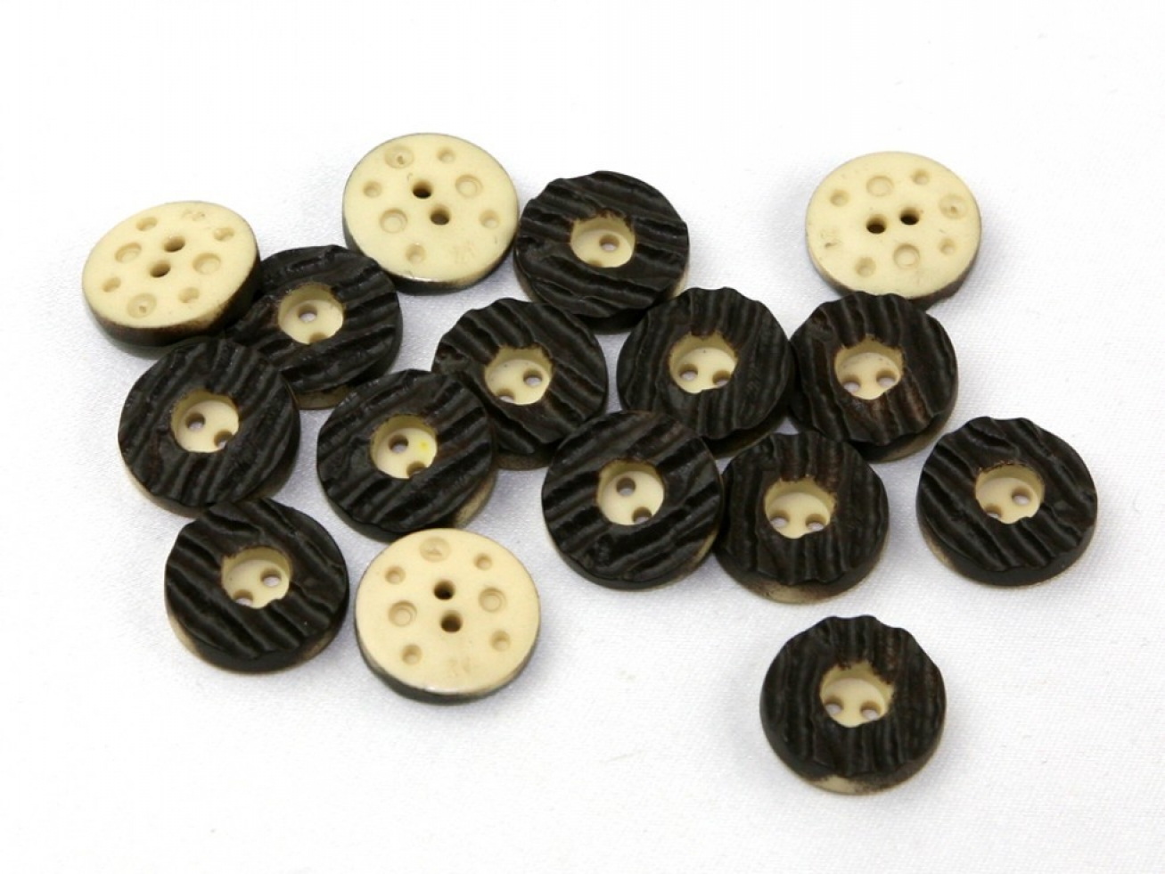 Dill Round Plastic Buttons Brown