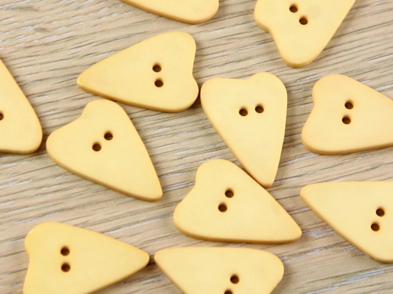 Dill Heart Plastic Buttons Buttermilk
