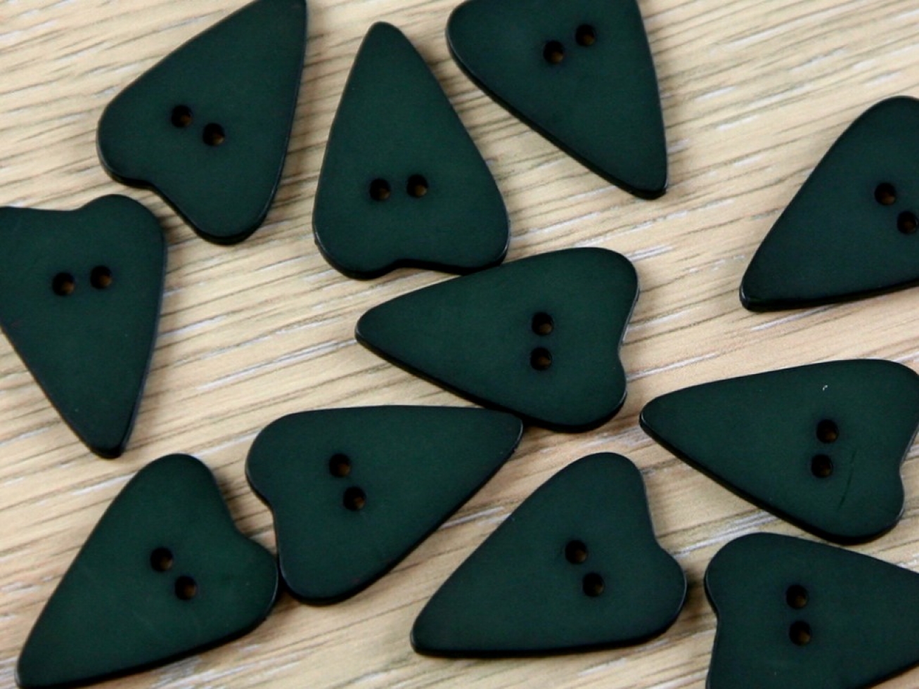 Dill Heart Plastic Buttons Bottle Green