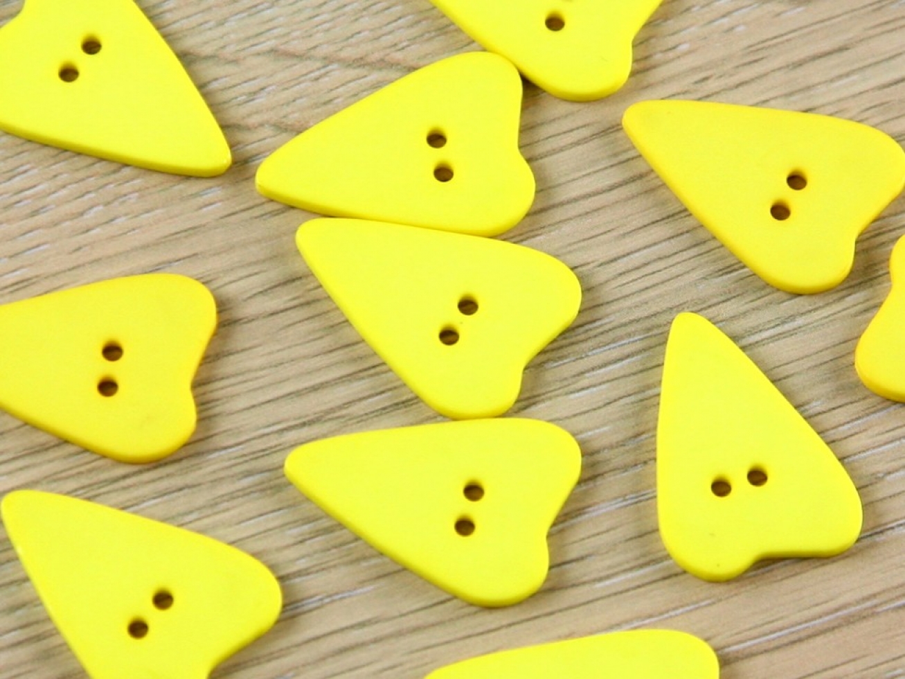 Dill Heart Plastic Buttons Yellow