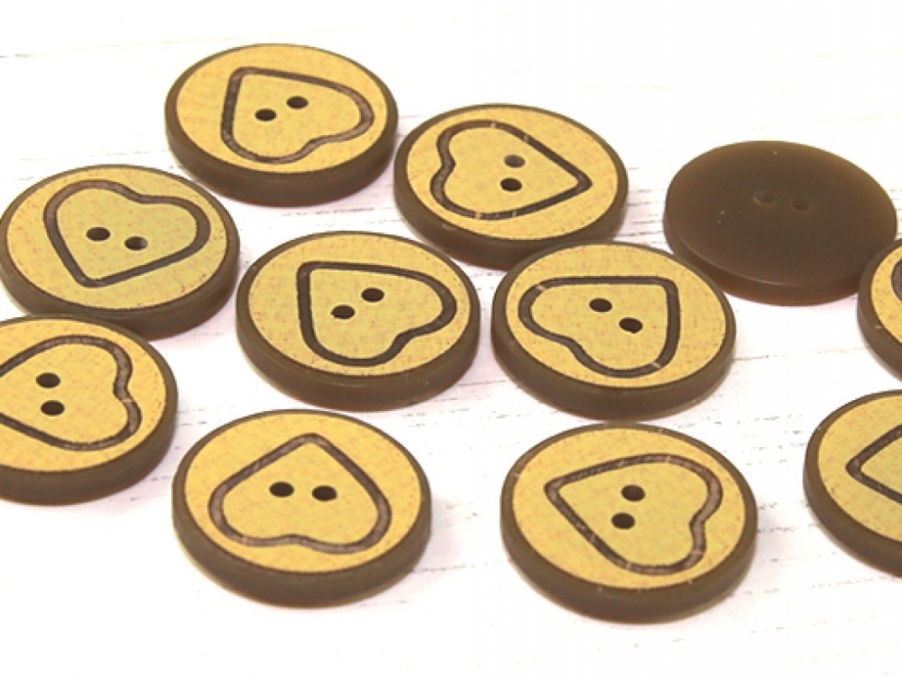 Dill Round Heart Buttons Beige & Brown