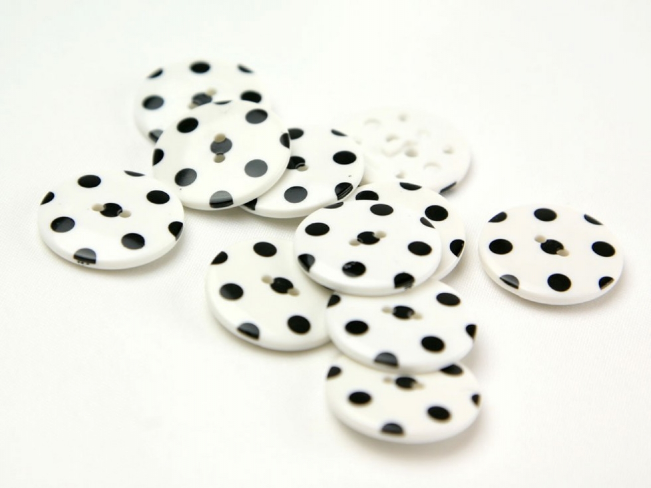 Dill Round Spotty Buttons White/Black