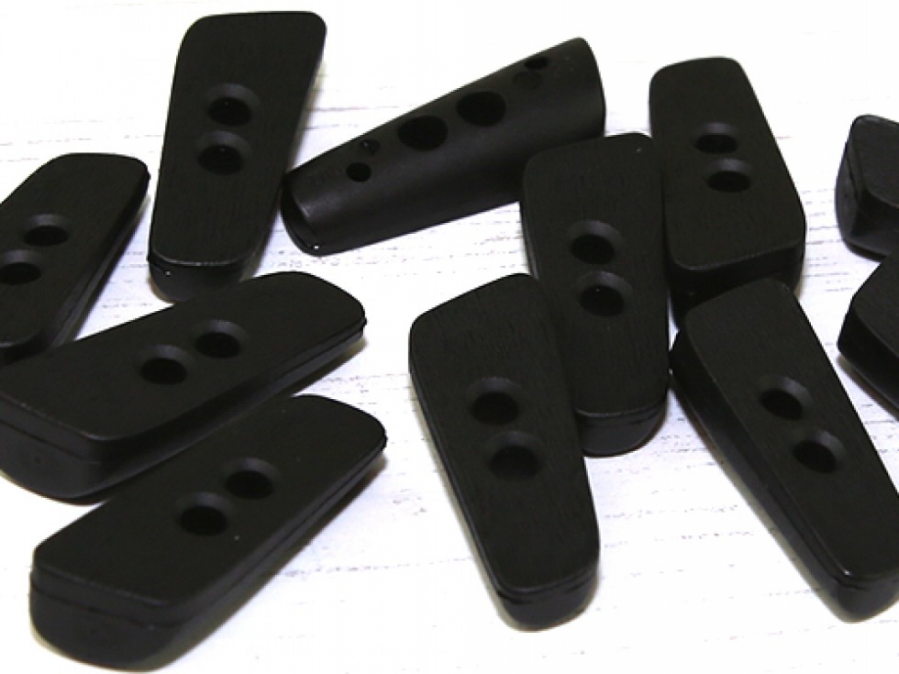 Dill Plastic Toggle Buttons Black