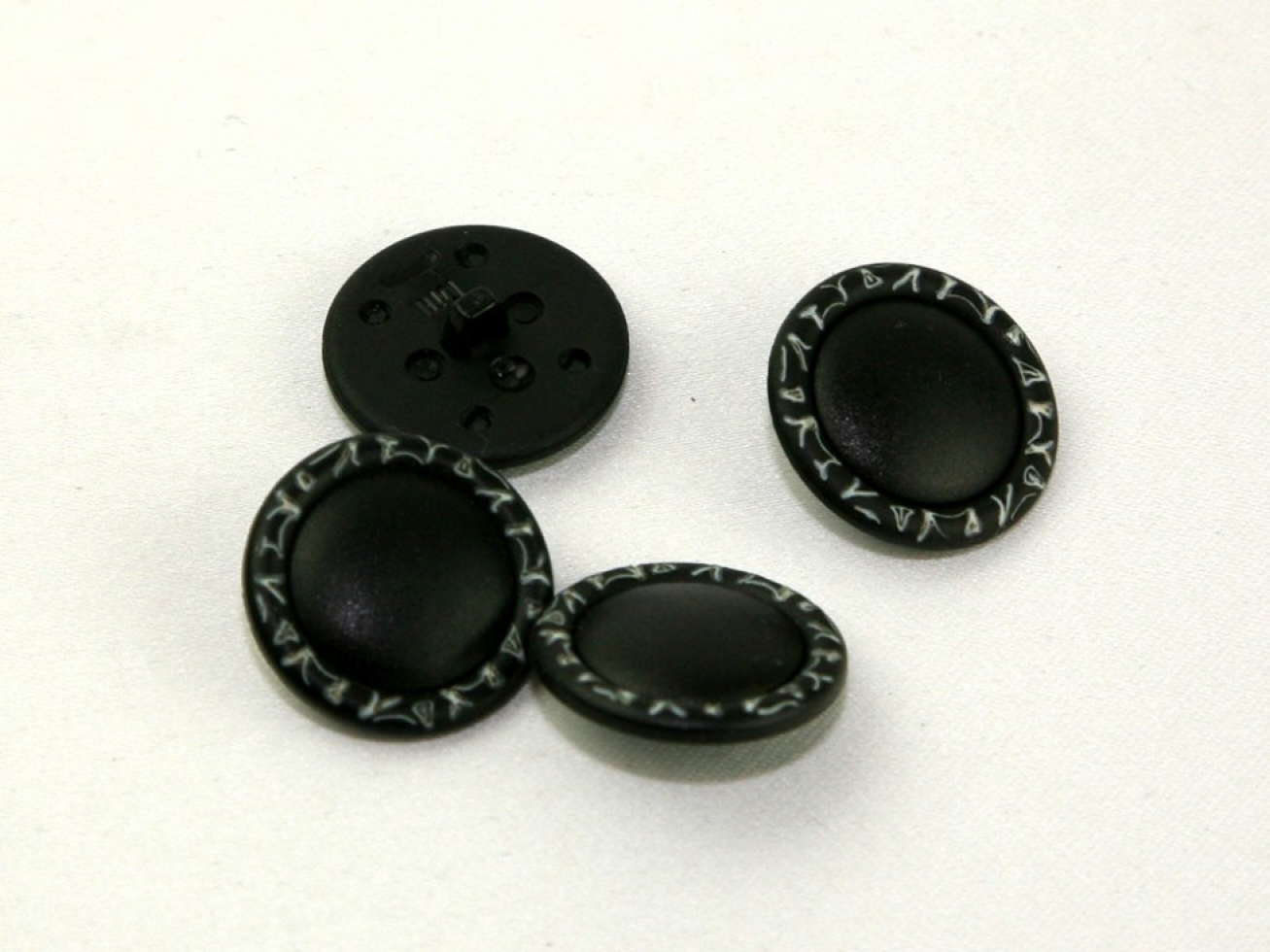 Dill Round Etched Buttons Black/White