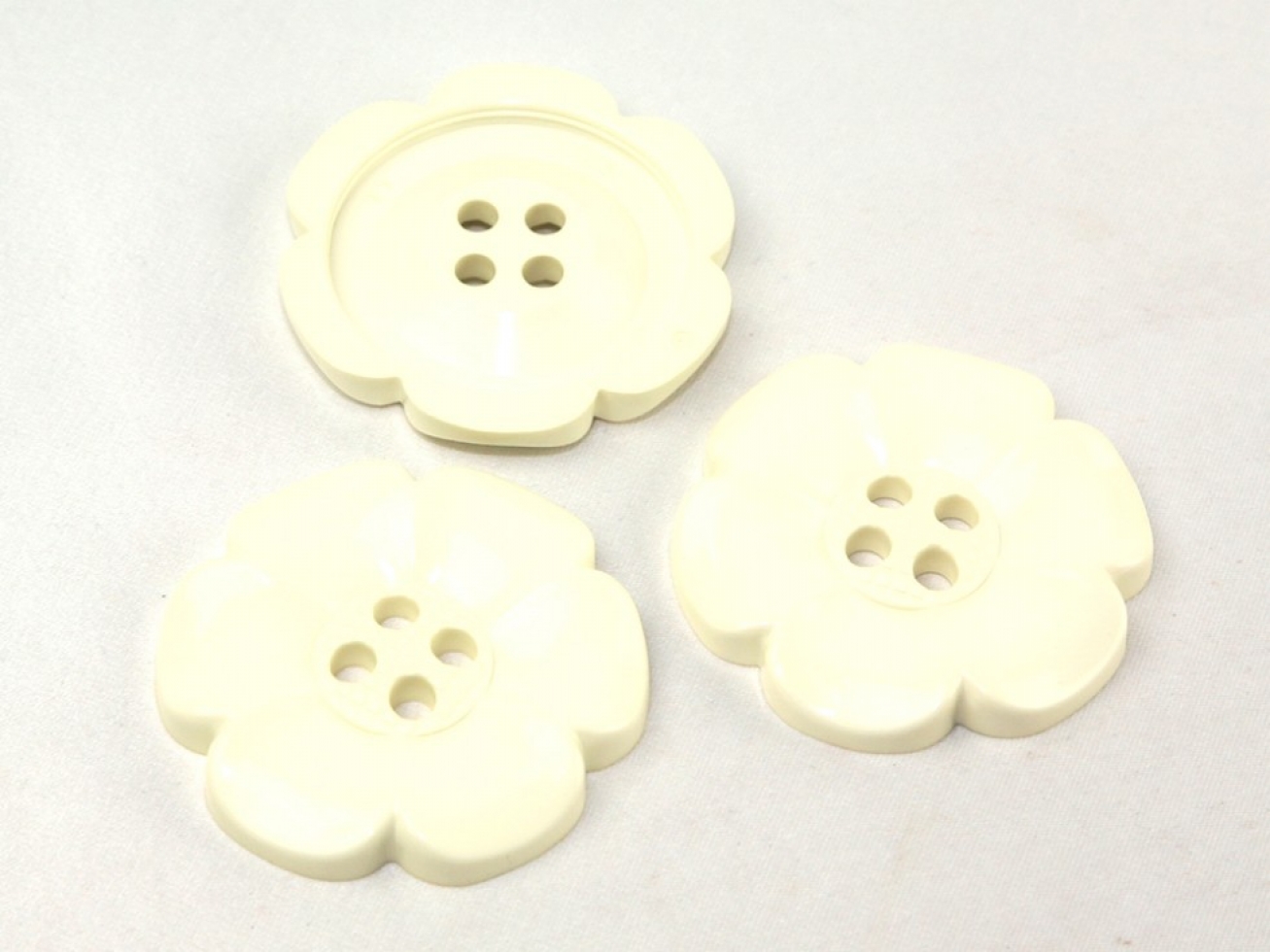 Large Flower Buttons Cream